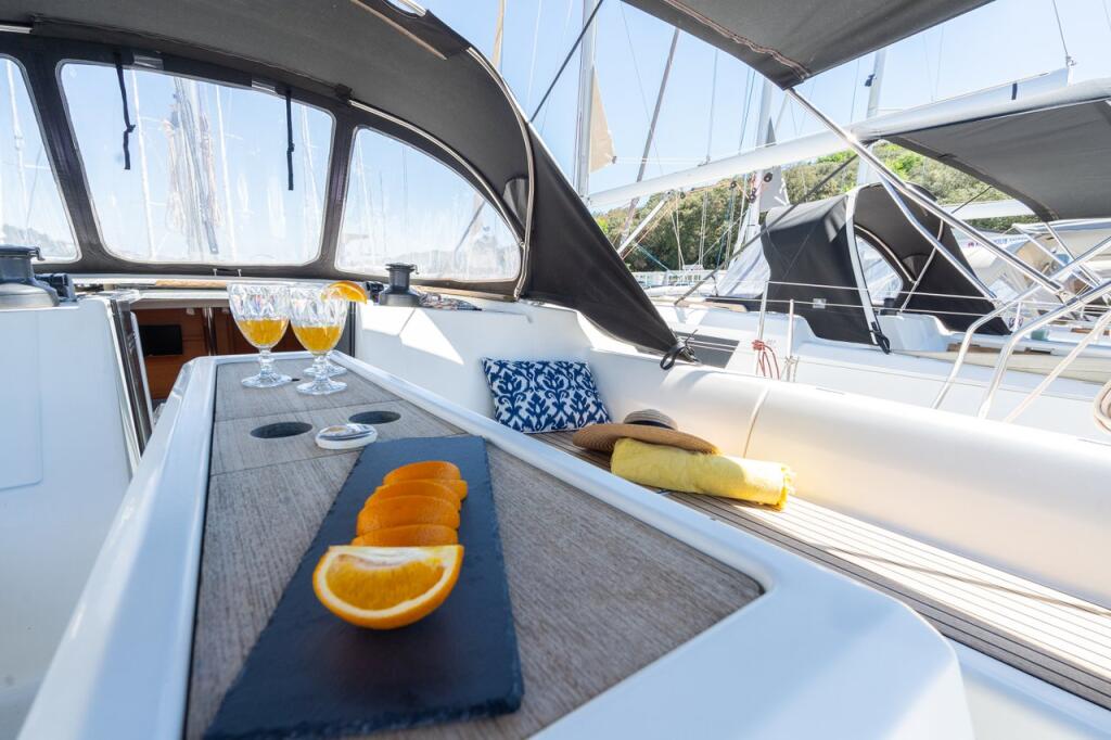 Sailing yacht 