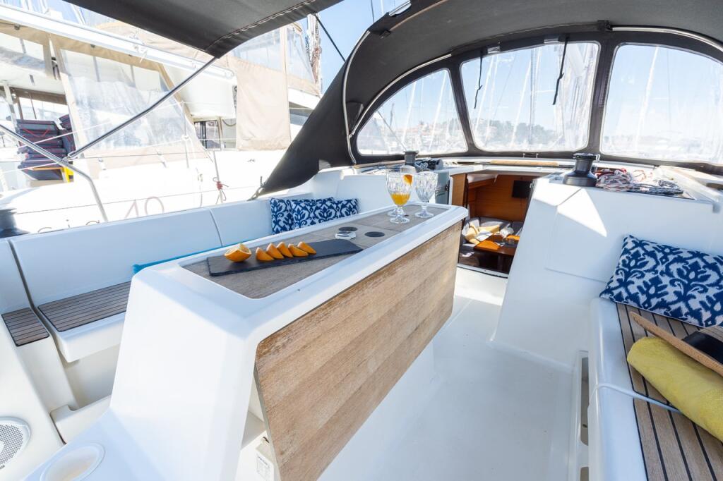 Sailing yacht 
