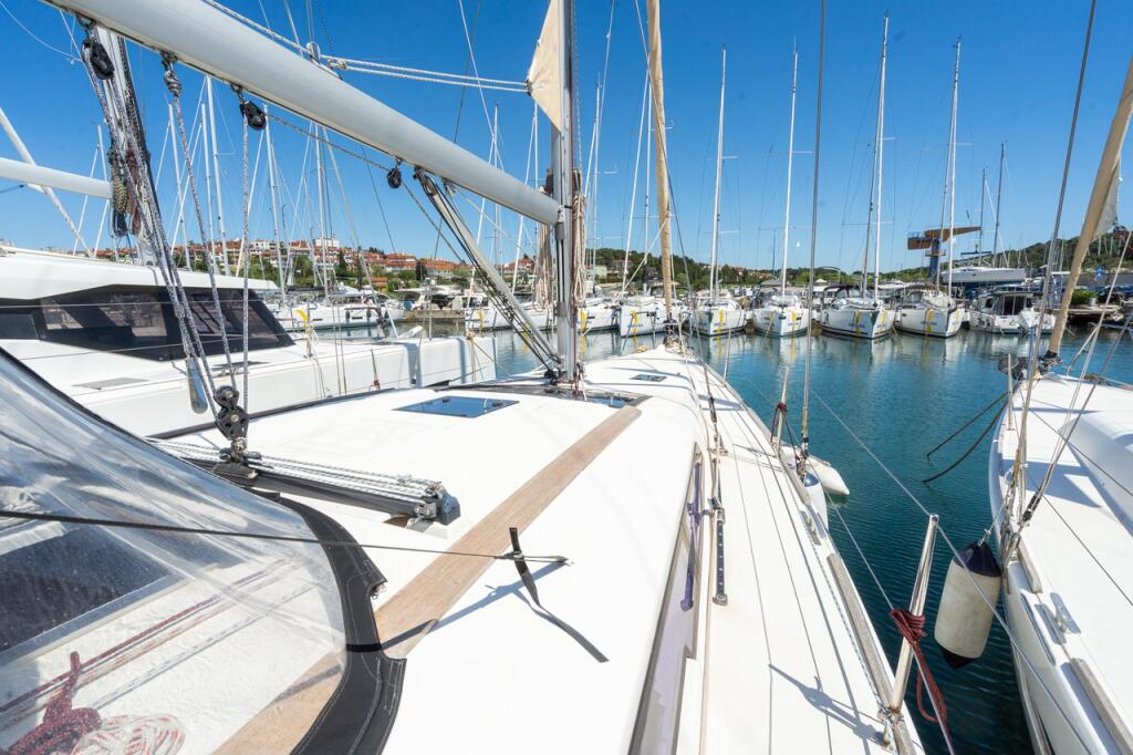 Sailing yacht 