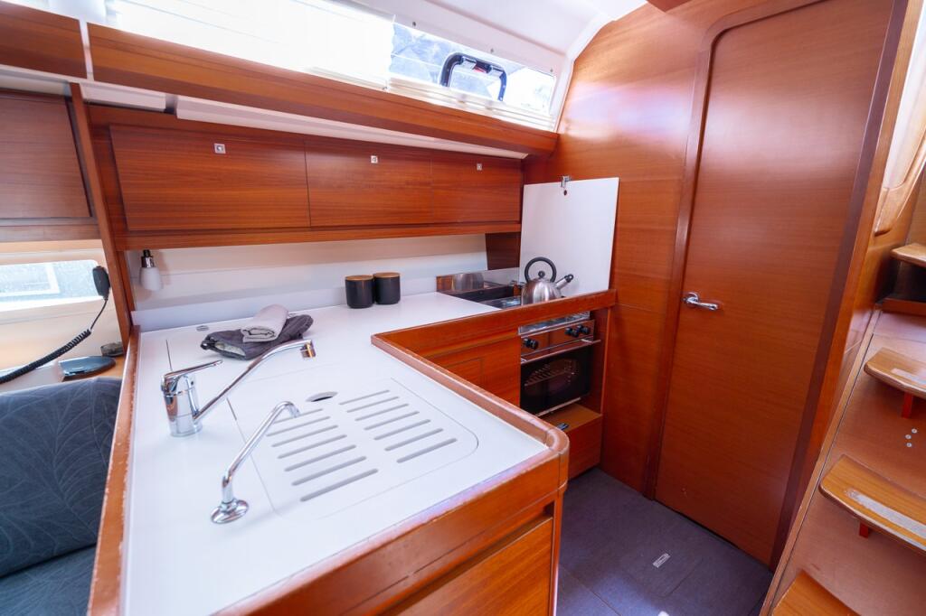 Sailing yacht 