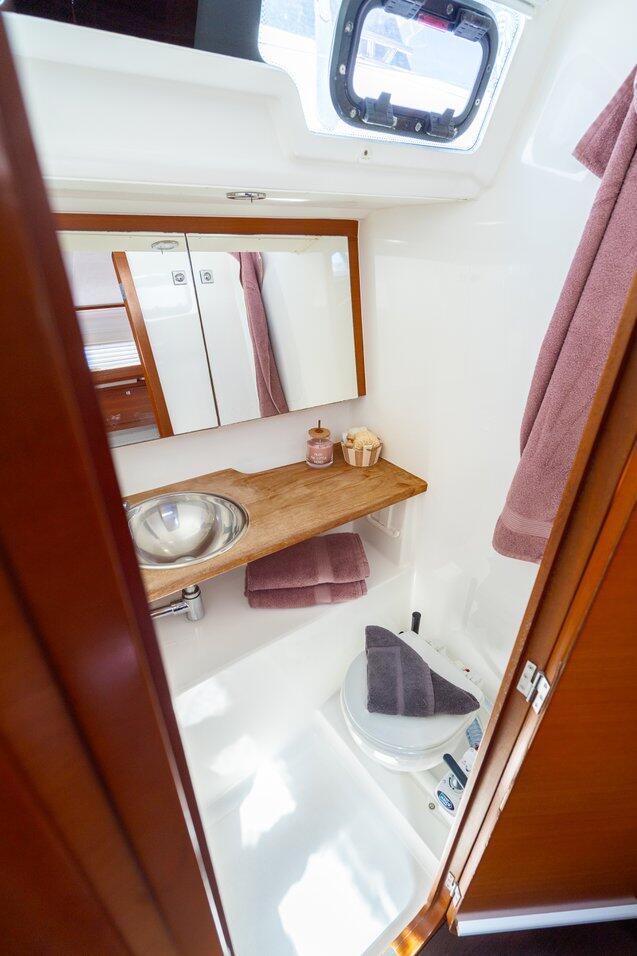 Sailing yacht 