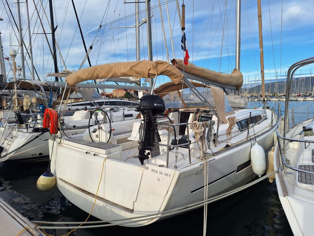 Sailing yacht 