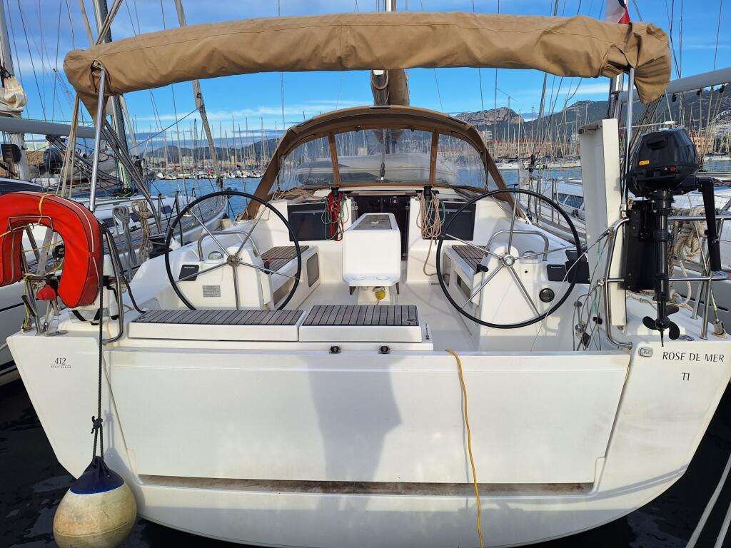 Sailing yacht 