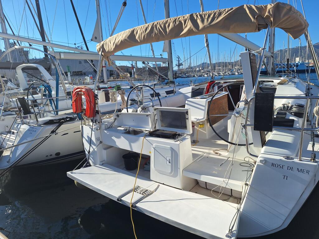 Sailing yacht 