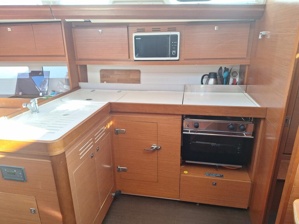 Sailing yacht 