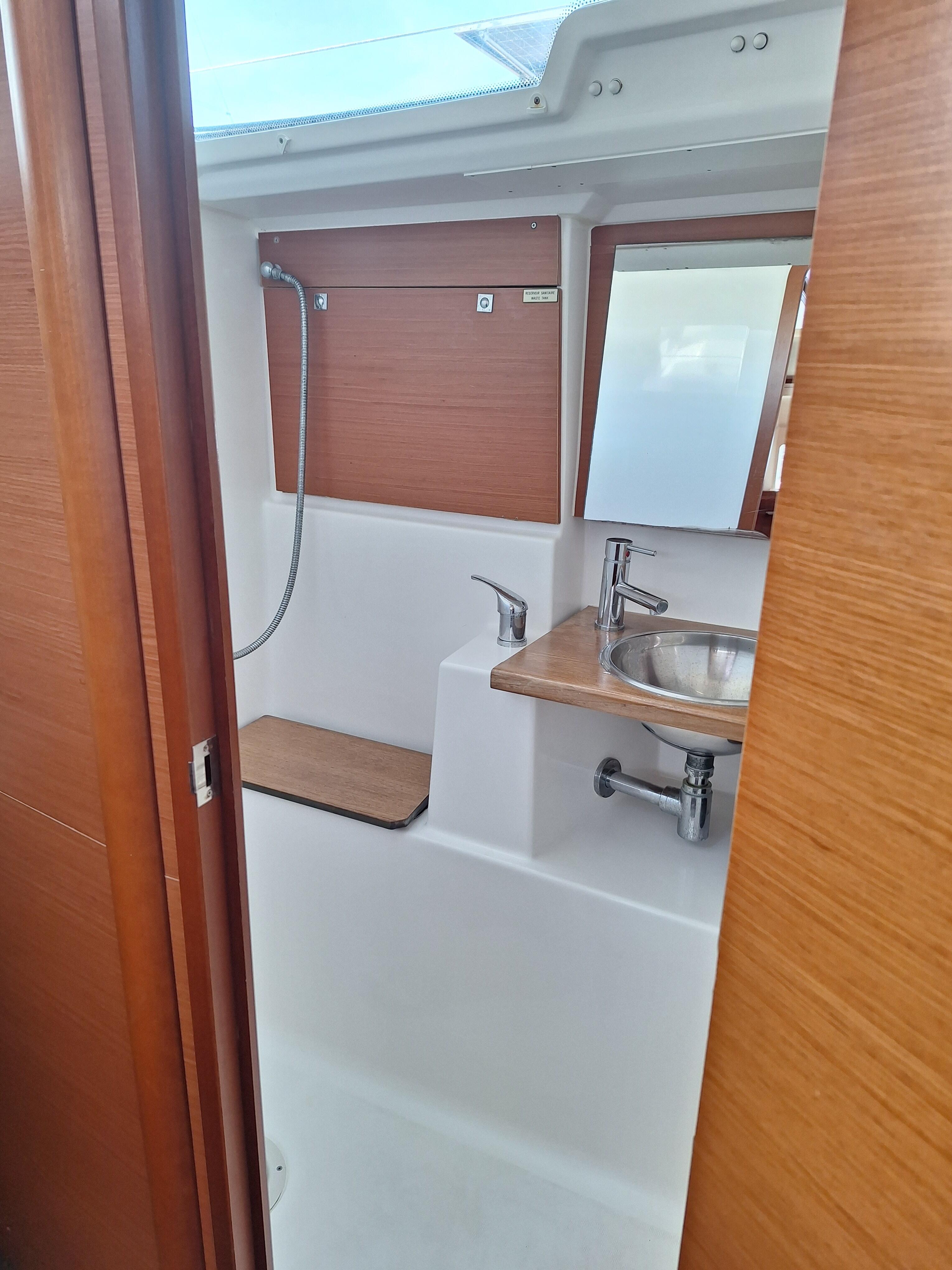 Sailing yacht 