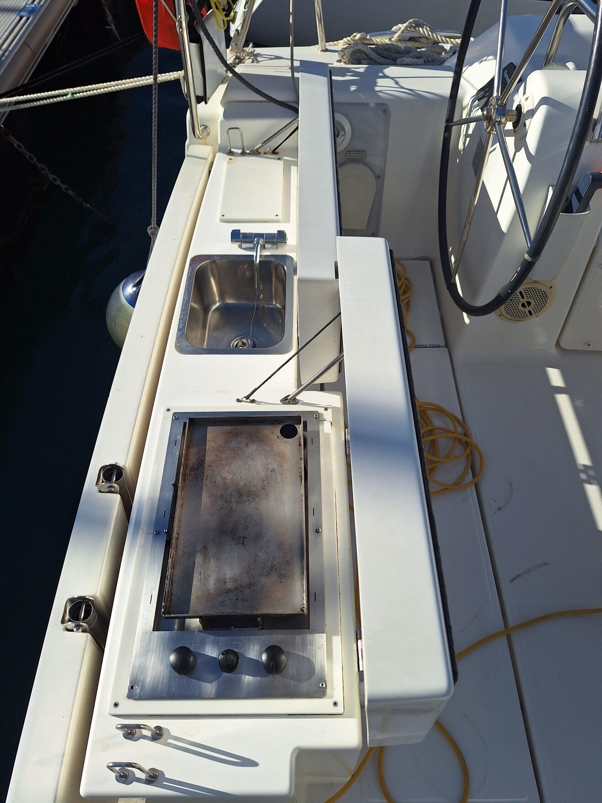 Sailing yacht 