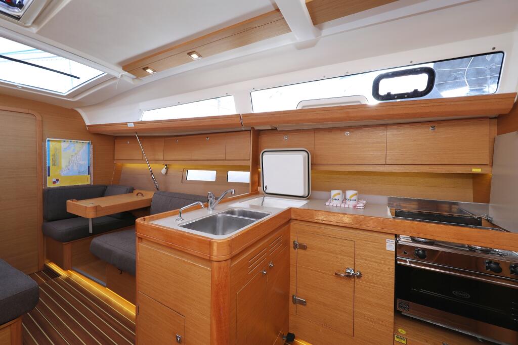 Sailing yacht 