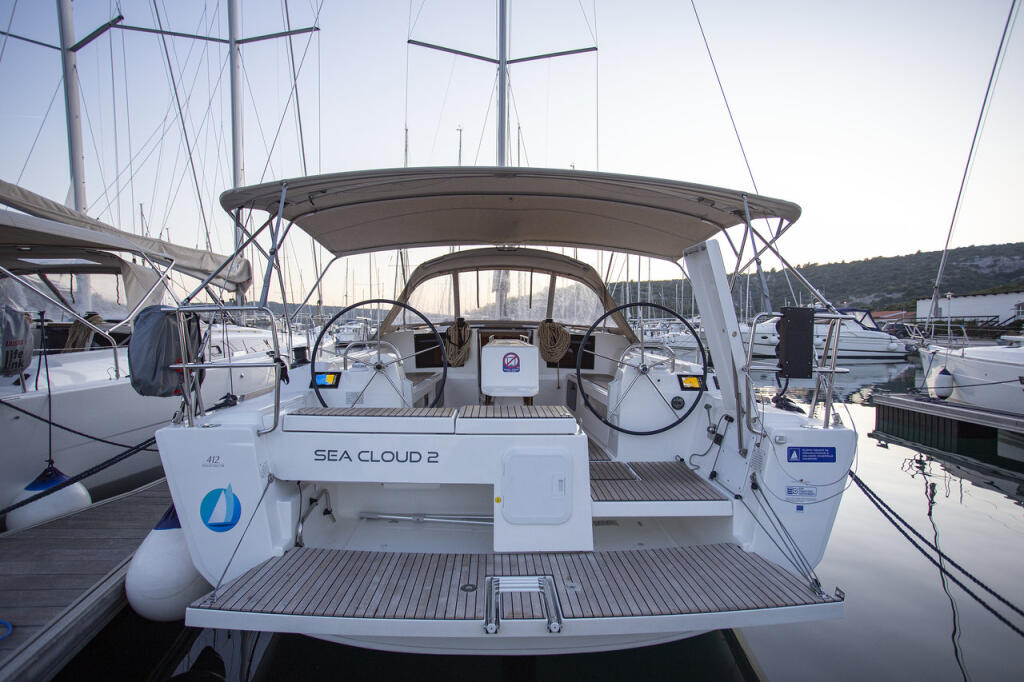 Sailing yacht 