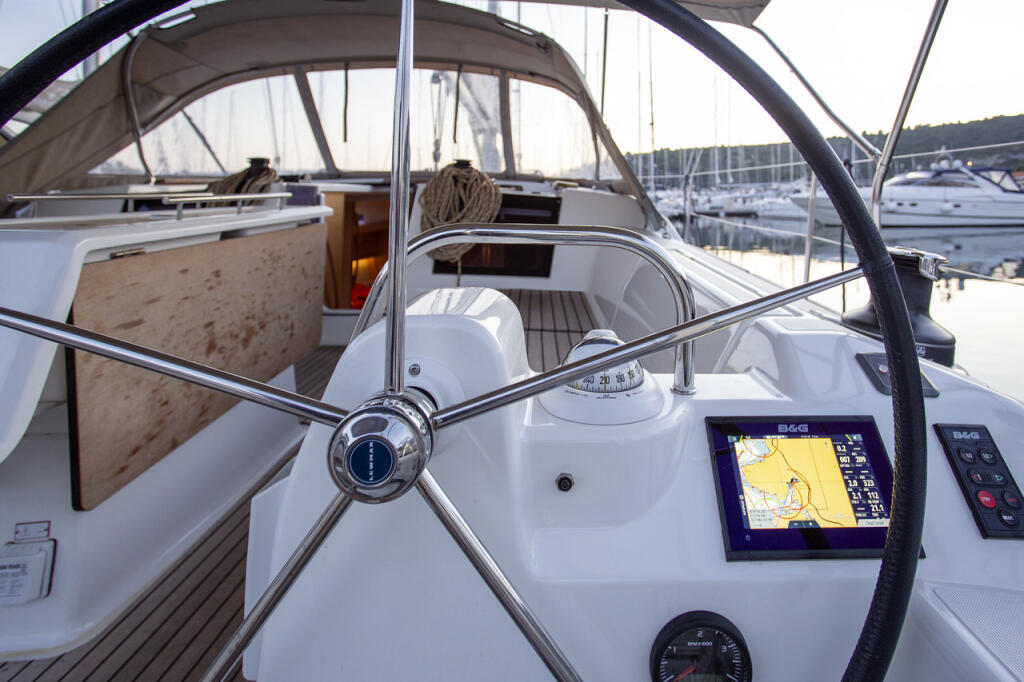 Sailing yacht 