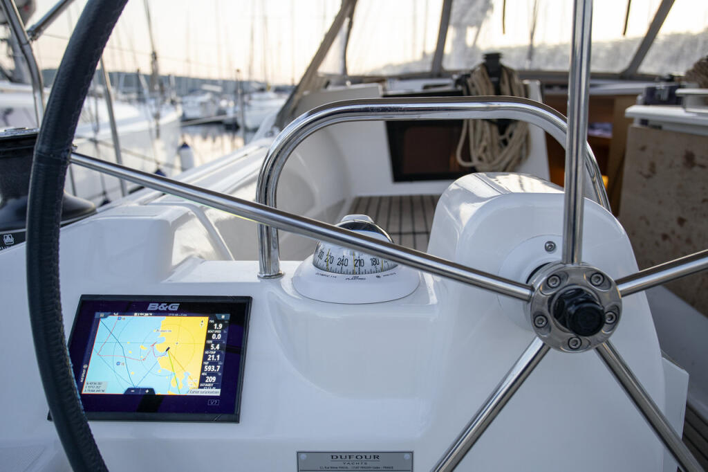 Sailing yacht 