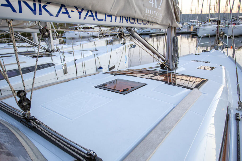 Sailing yacht 