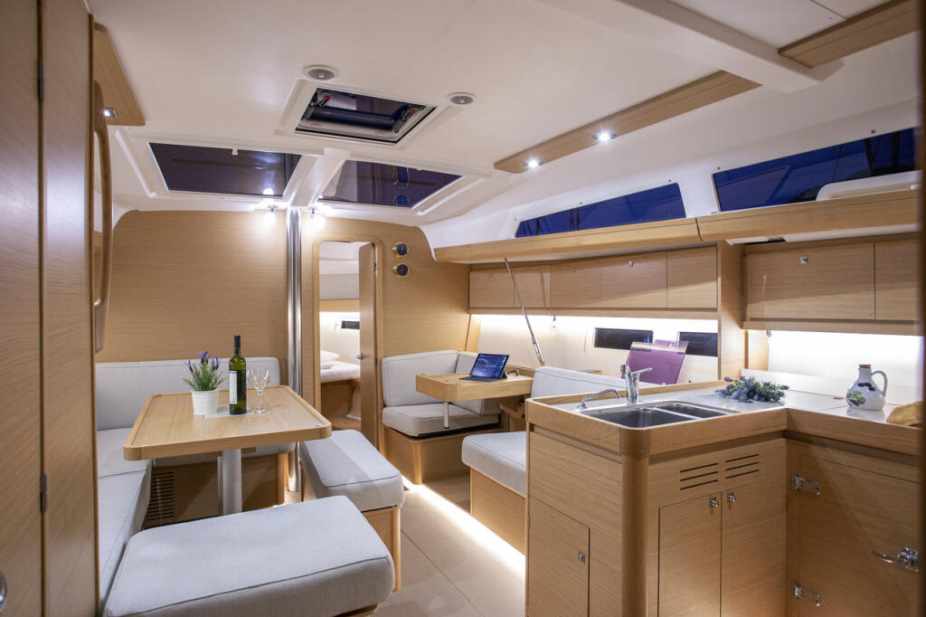 Sailing yacht 