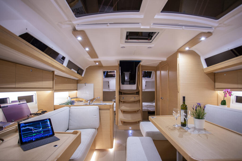 Sailing yacht 