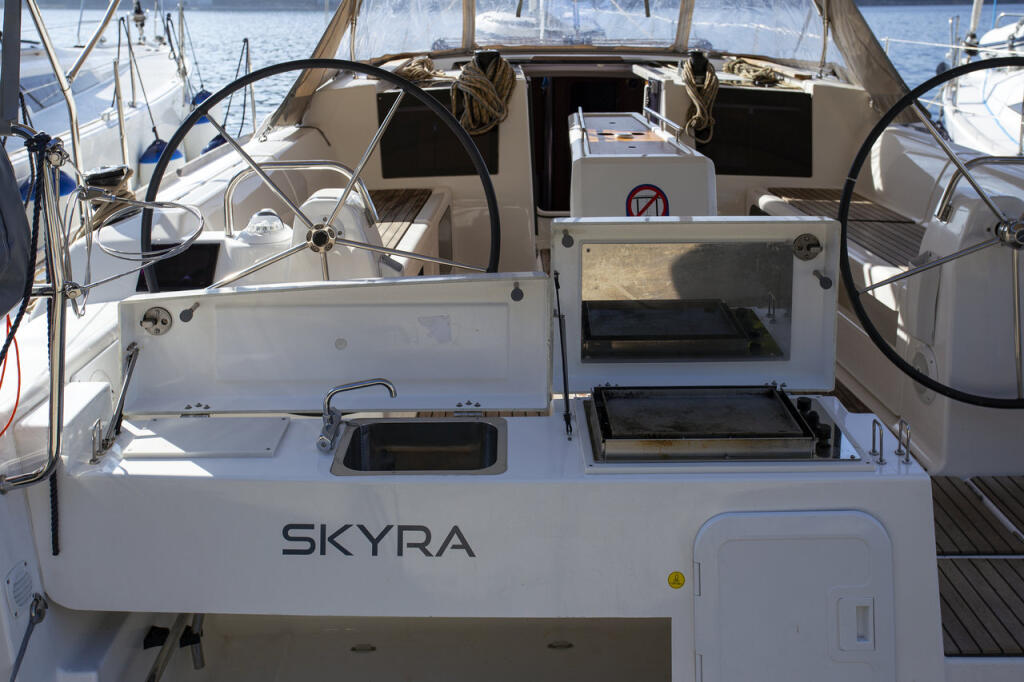 Sailing yacht 