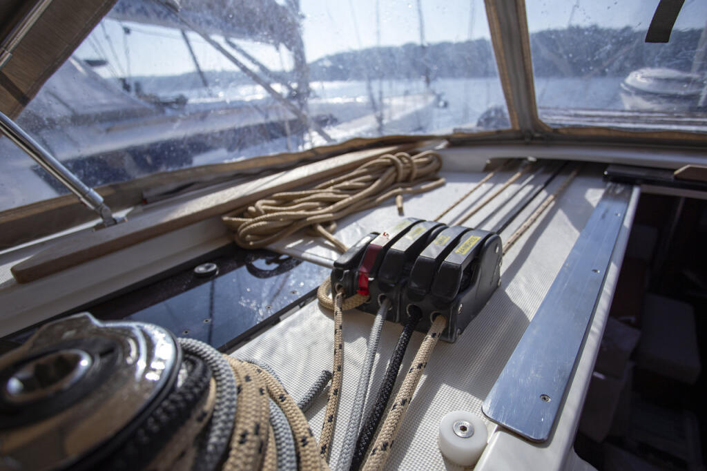 Sailing yacht 
