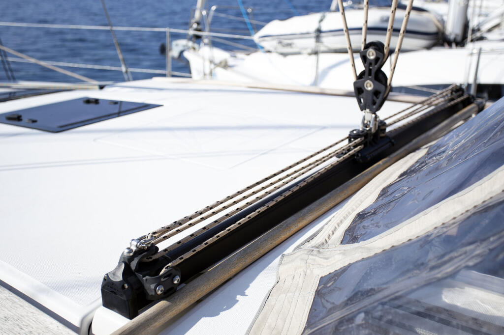 Sailing yacht 