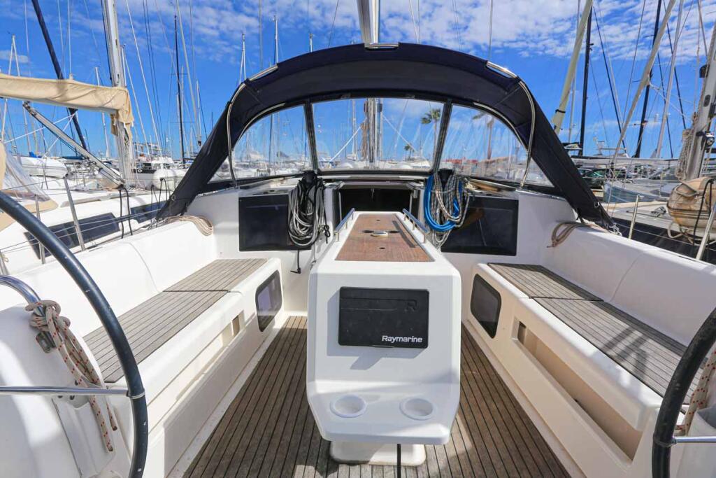 Sailing yacht 
