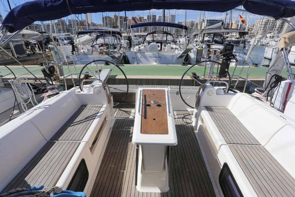 Sailing yacht 