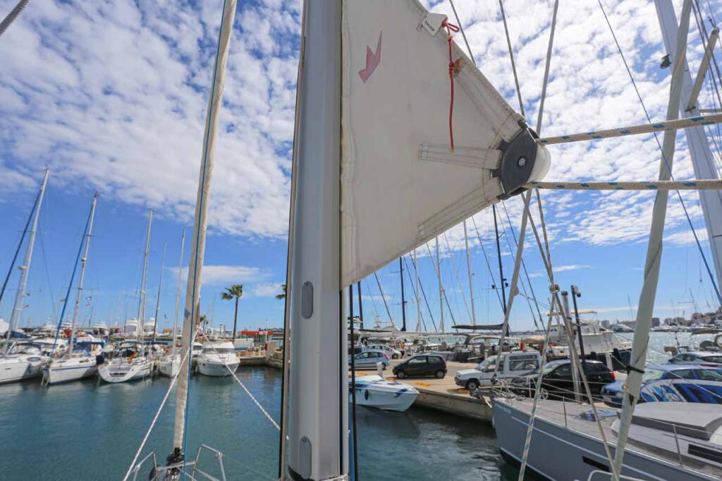 Sailing yacht 