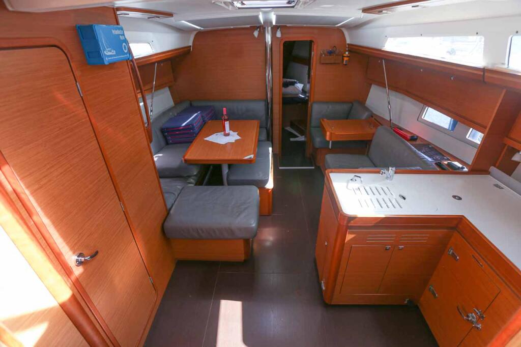 Sailing yacht 