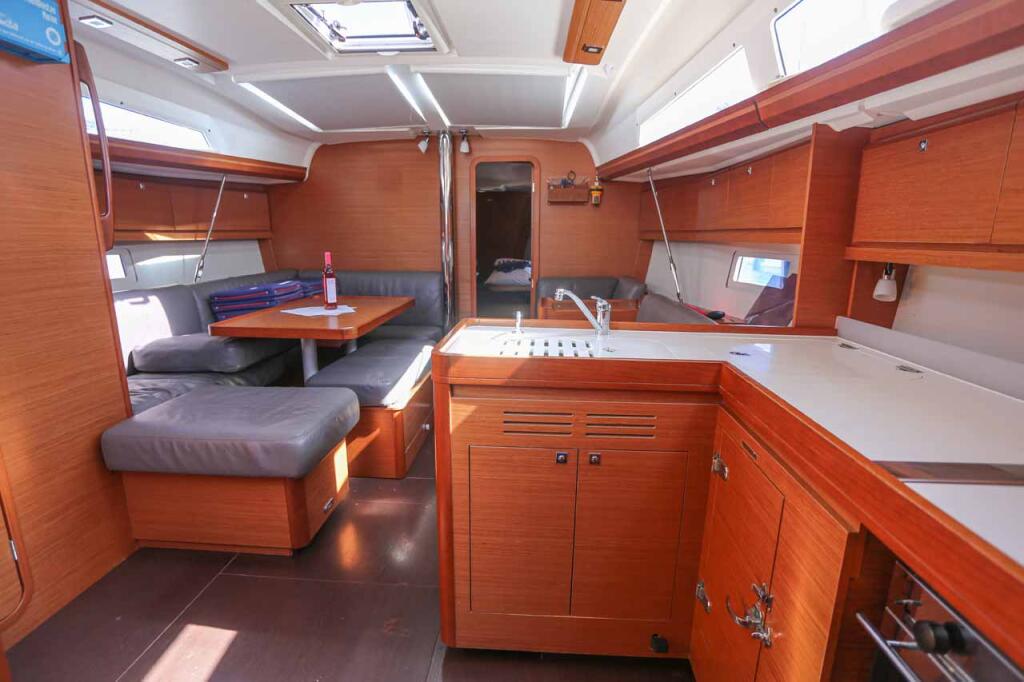 Sailing yacht 