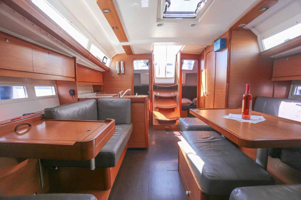 Sailing yacht 
