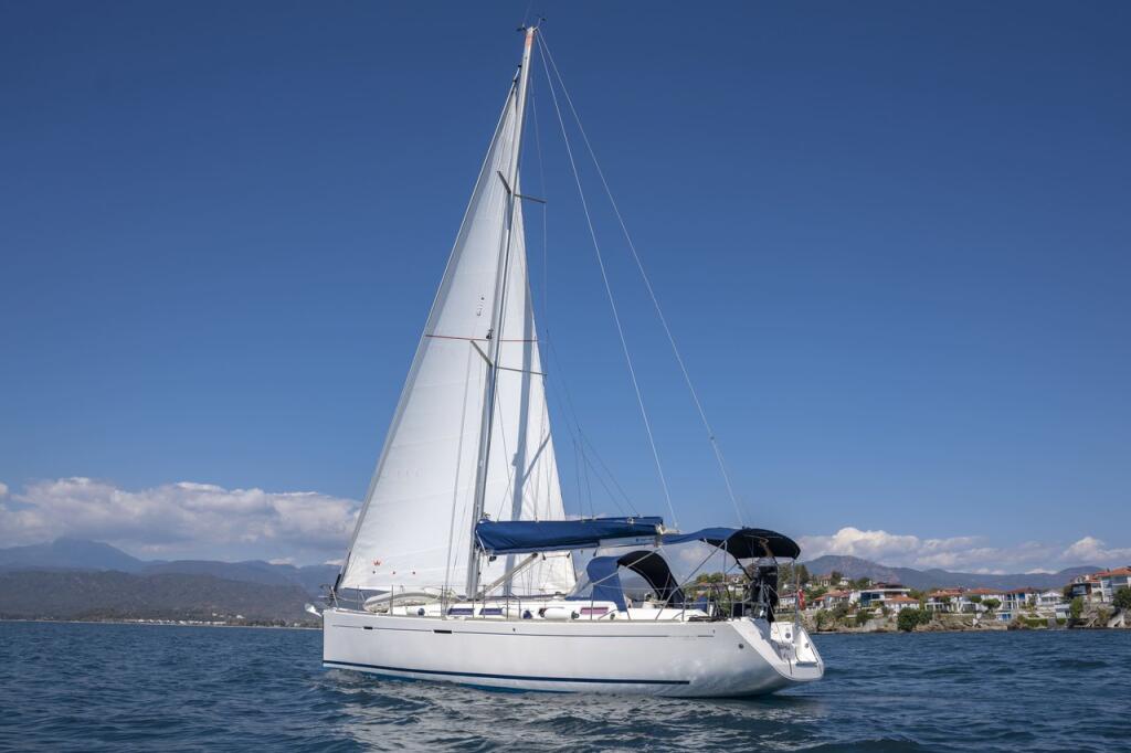 Sailing yacht 
