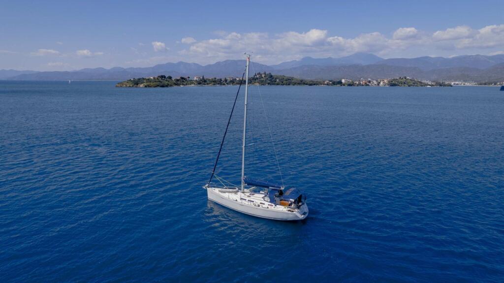 Sailing yacht 