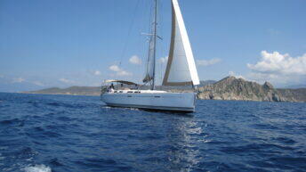 Sailing yacht 