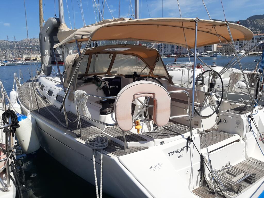 Sailing yacht 
