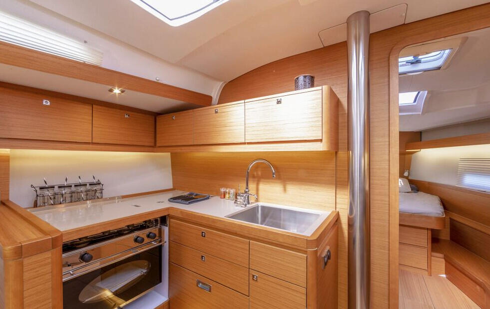 Sailing yacht 