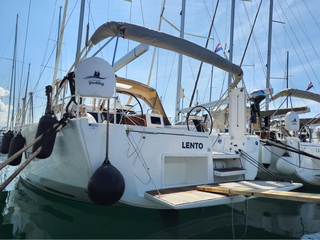 Sailing yacht 