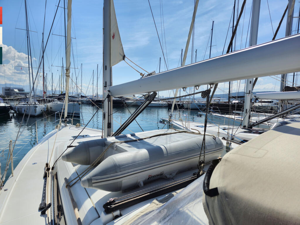 Sailing yacht 