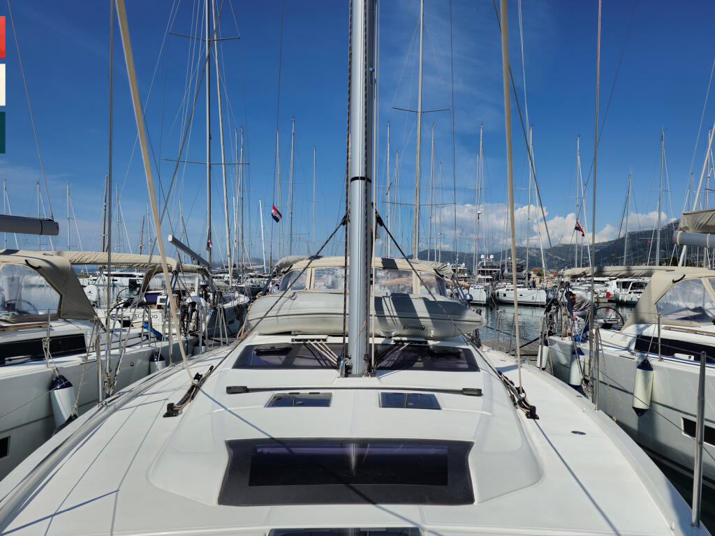 Sailing yacht 