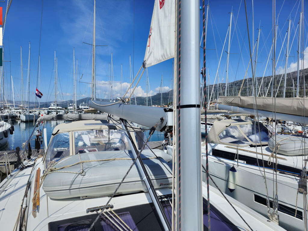 Sailing yacht 