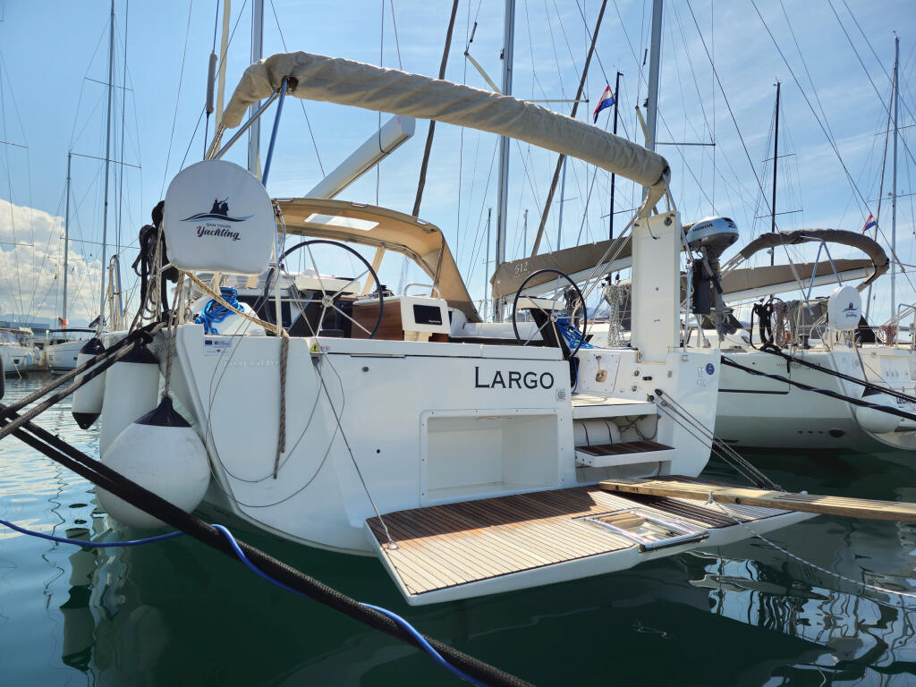 Sailing yacht 