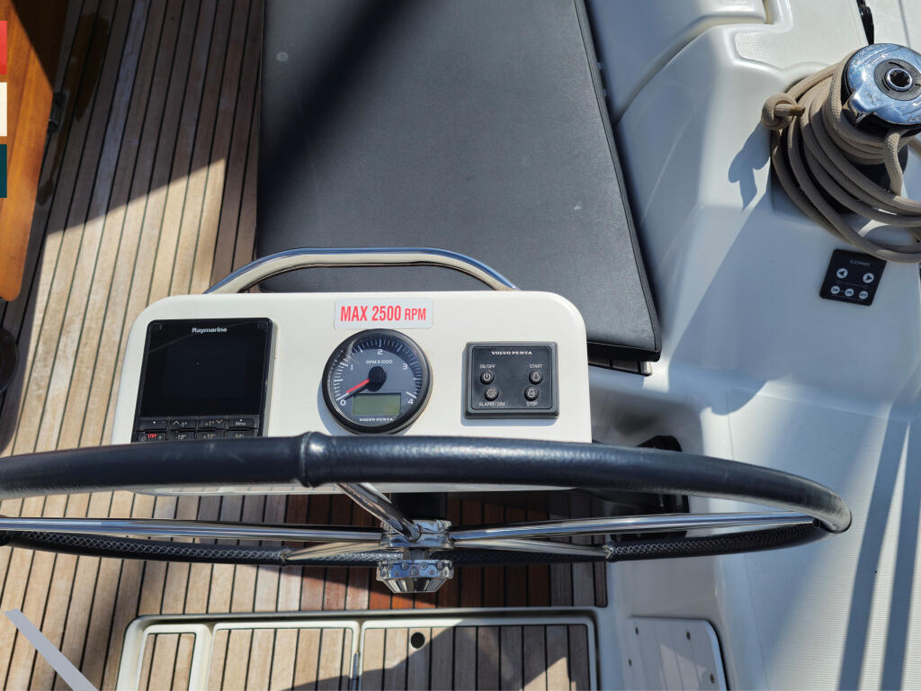 Sailing yacht 
