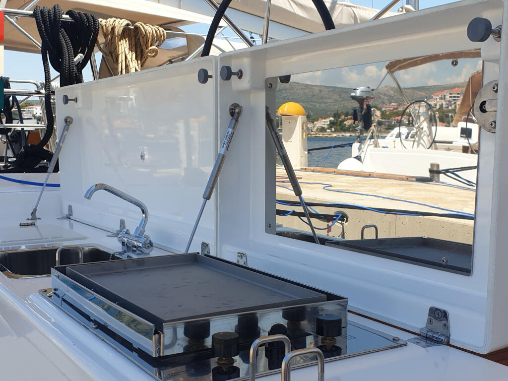 Sailing yacht 