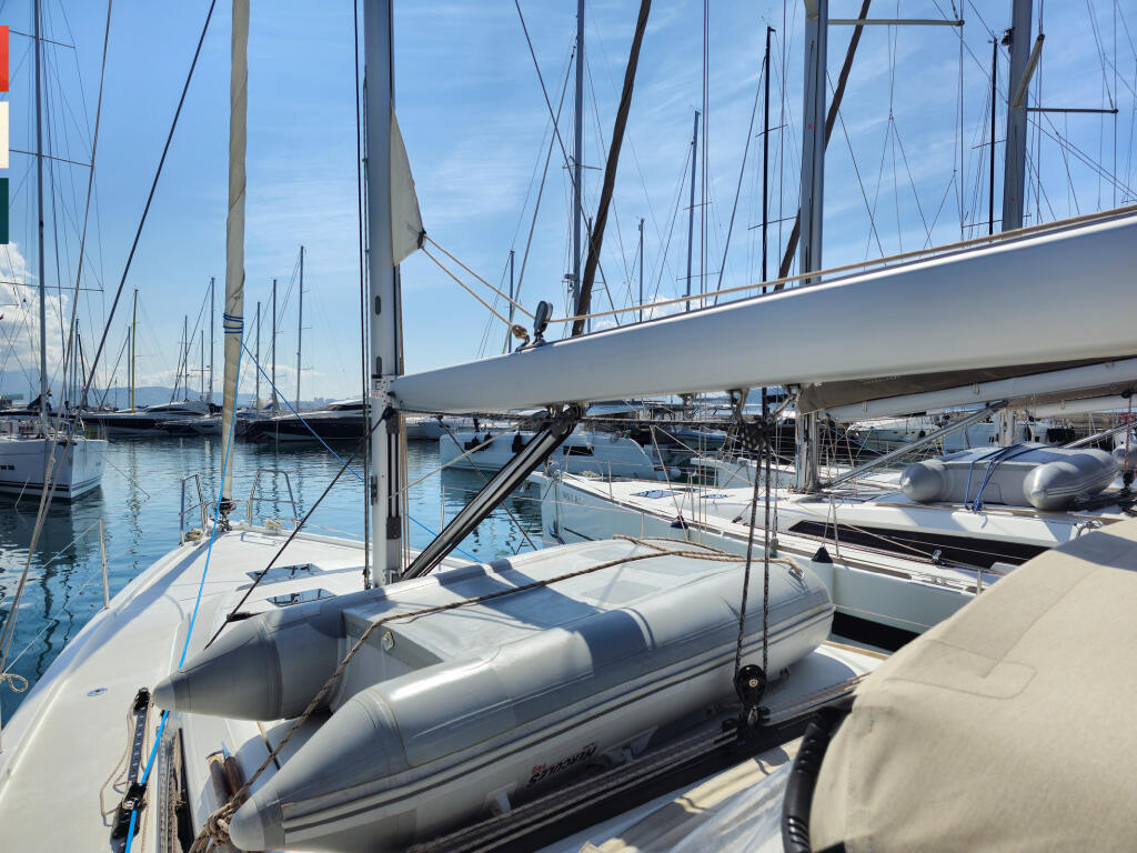 Sailing yacht 