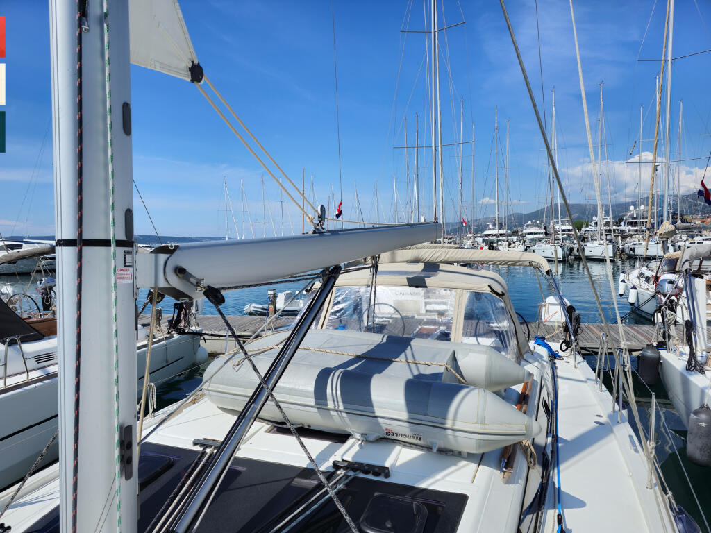 Sailing yacht 