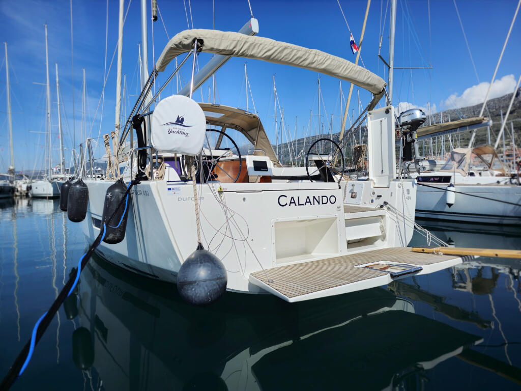 Sailing yacht 