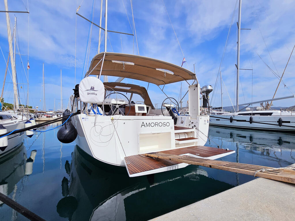 Sailing yacht 