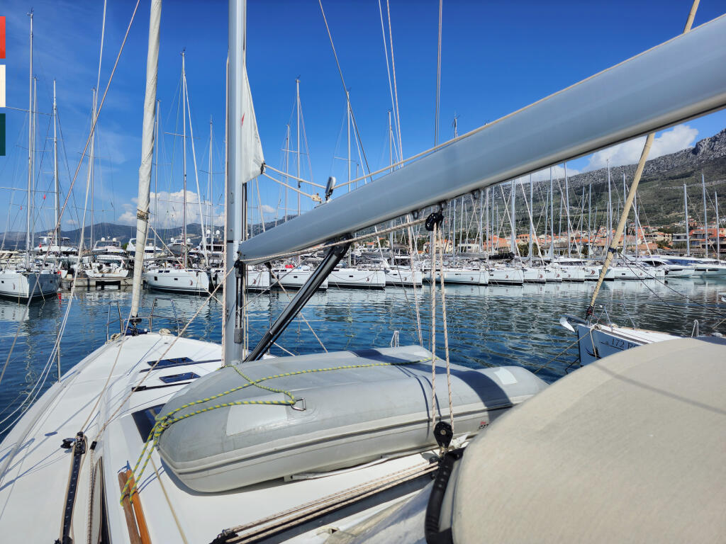 Sailing yacht 