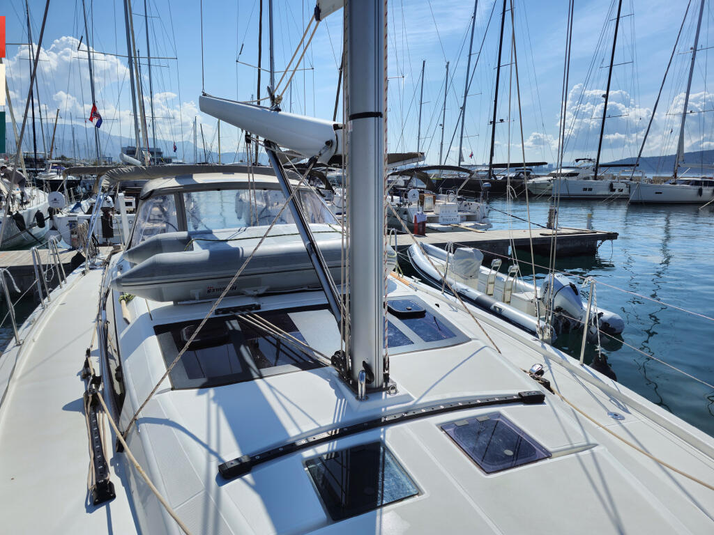 Sailing yacht 