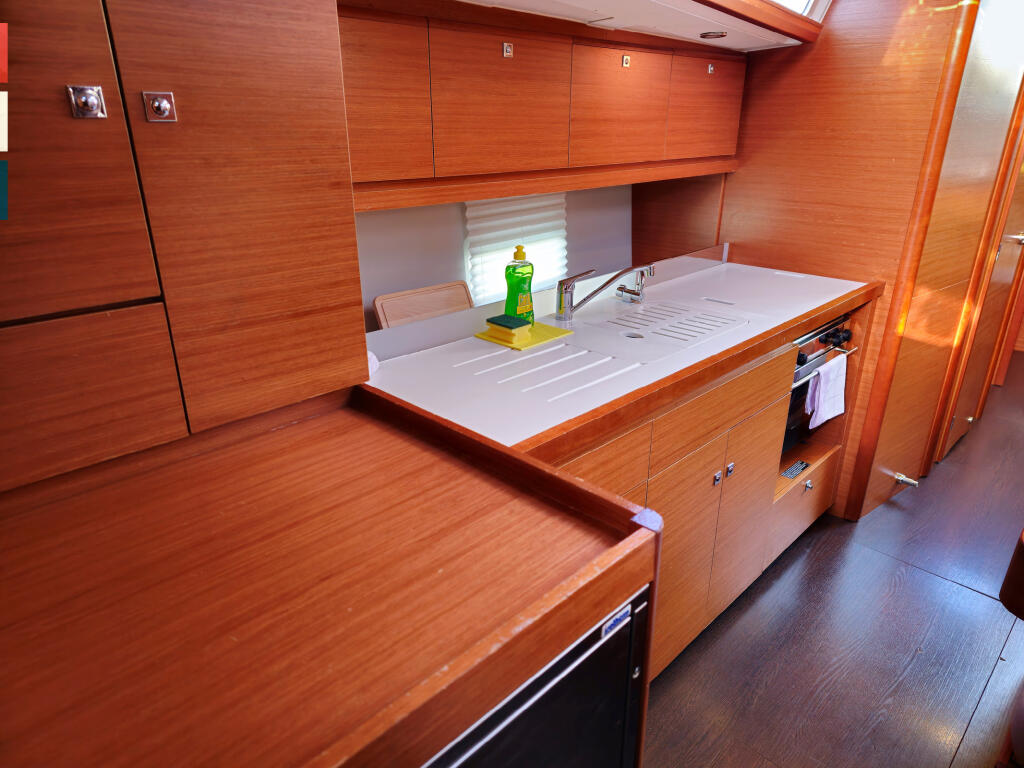 Sailing yacht 