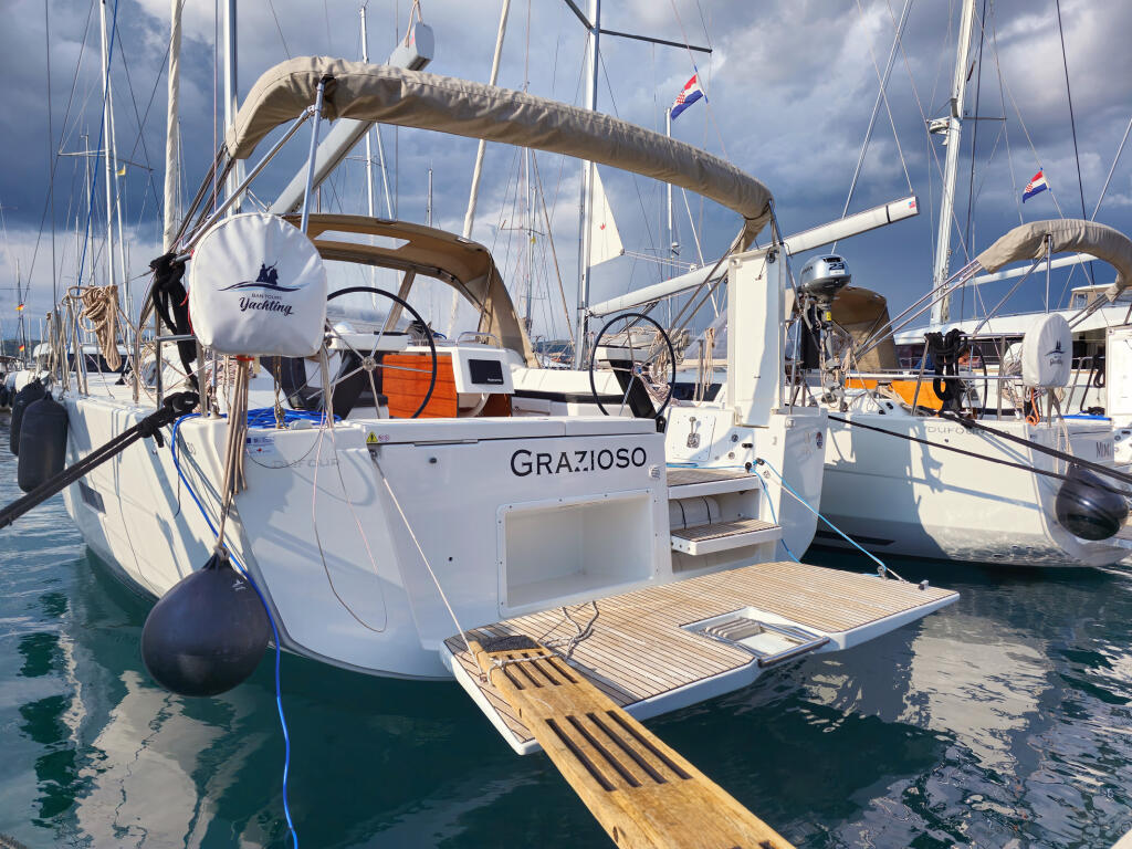 Sailing yacht 