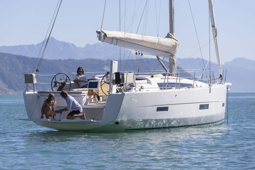 Sailing yacht 