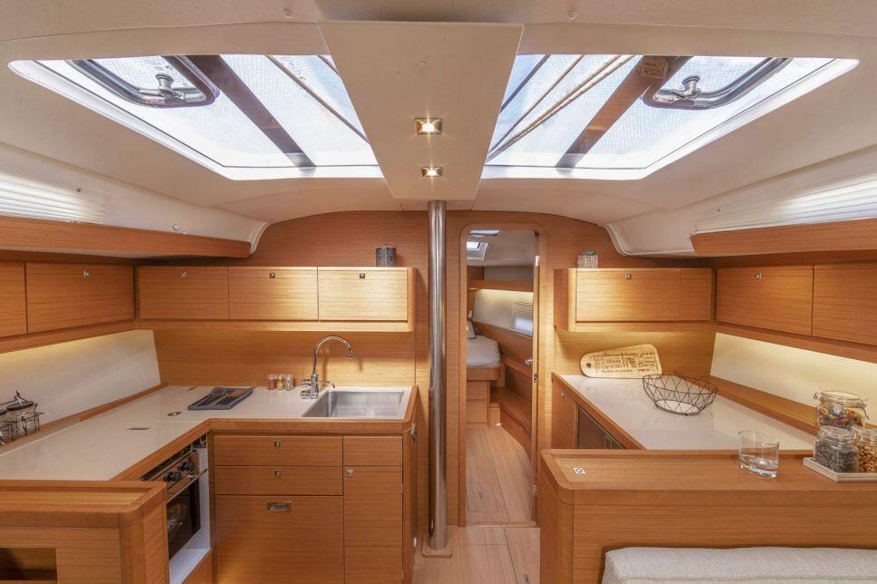 Sailing yacht 