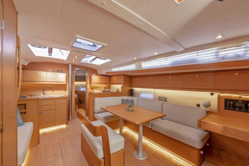 Sailing yacht 